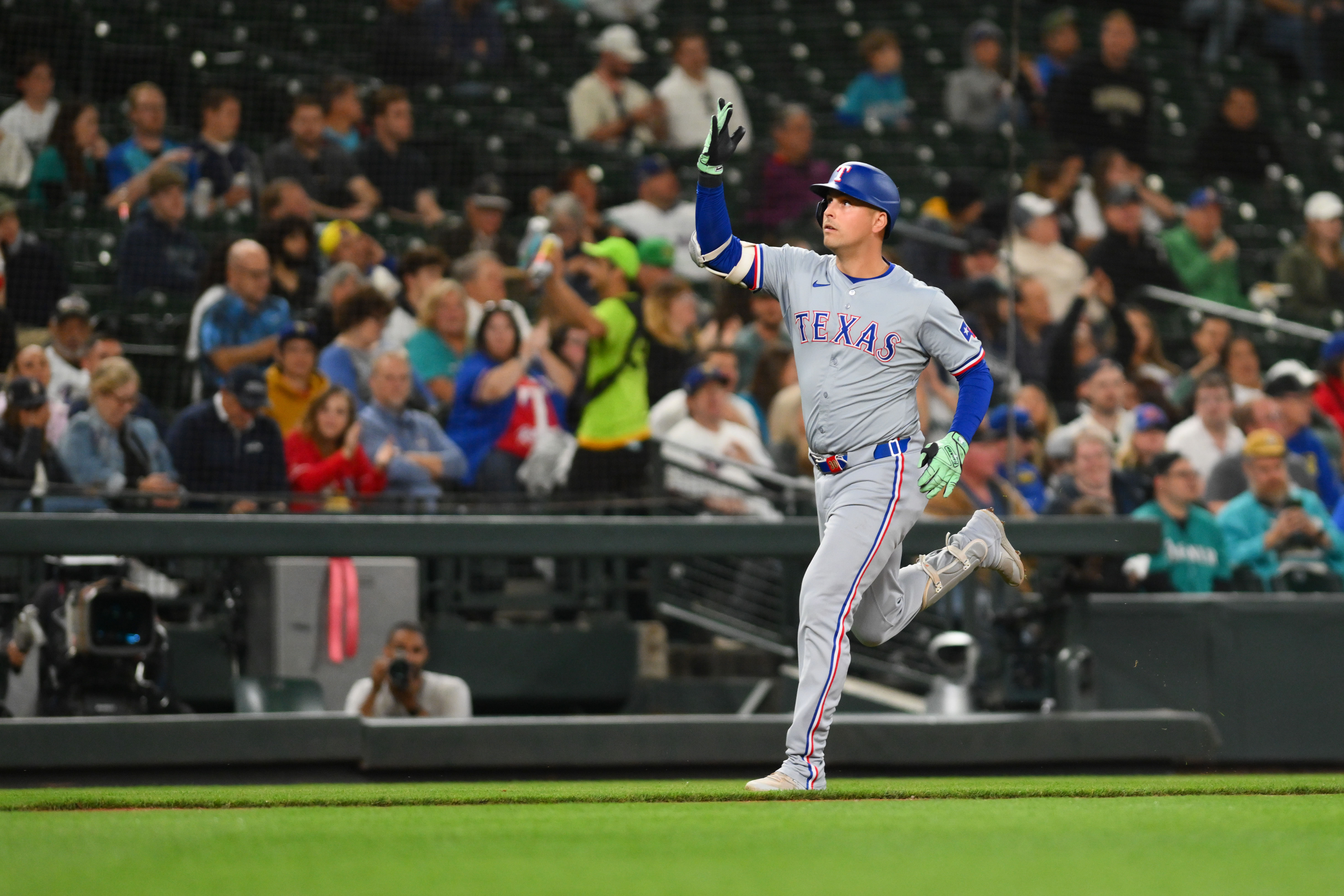 Player Stats Showdown: Seattle Mariners vs Texas Rangers